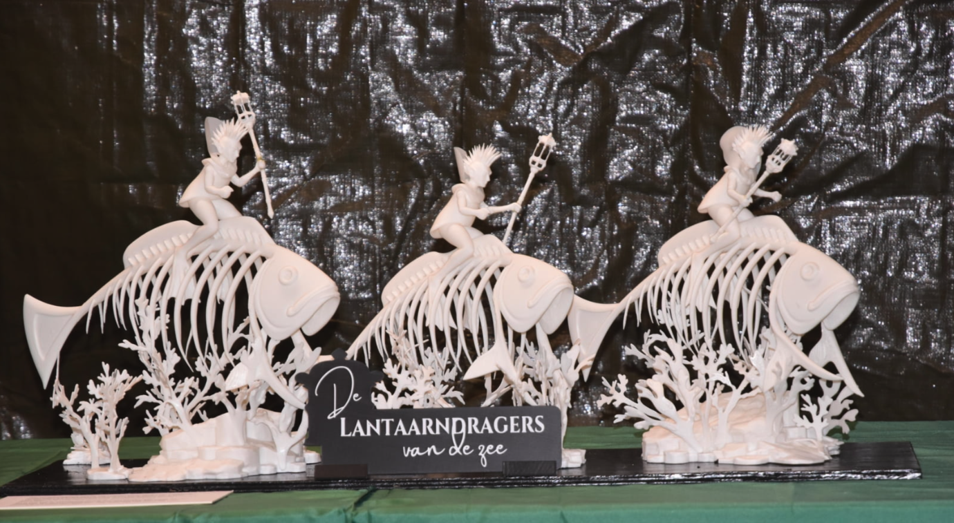 3 vissen met op de rug de lantaarndragers